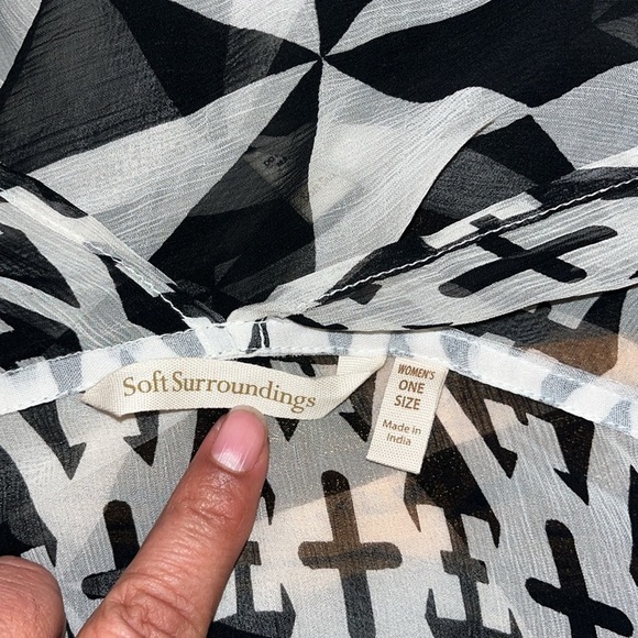 Soft Surroundings One Size
Kimono Cover Up Animal
Geometric Sheet Black Fringe - Picture 6 of 7